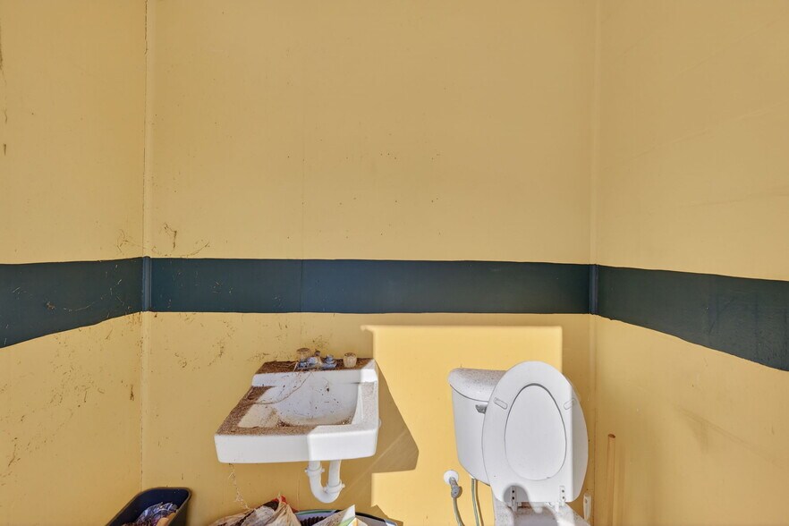 More Photos Of 20700 9th St, McIntosh Service Station For Sale