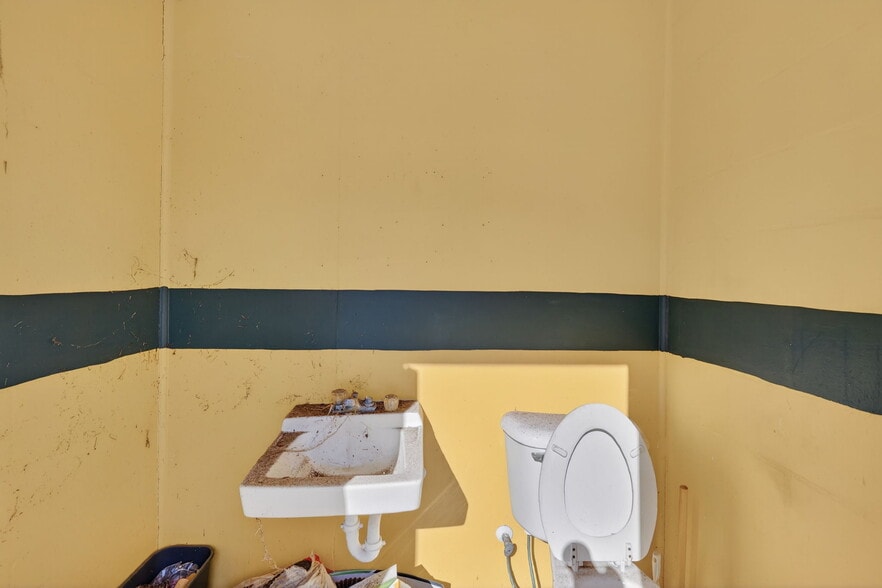 More Photos Of 20700 9th St, McIntosh Service Station For Sale