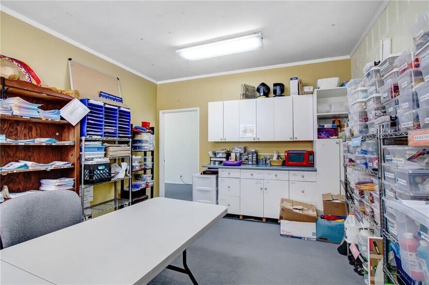 More Photos Of 724 S Glenoaks Blvd, Burbank Specialty For Sale