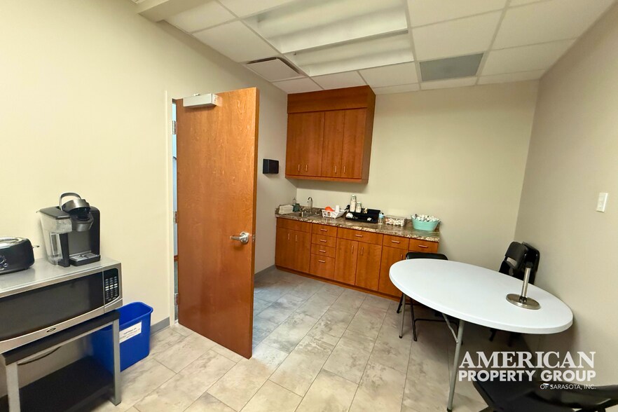 More Photos Of 5715 21st Ave W, Bradenton Medical For Sale