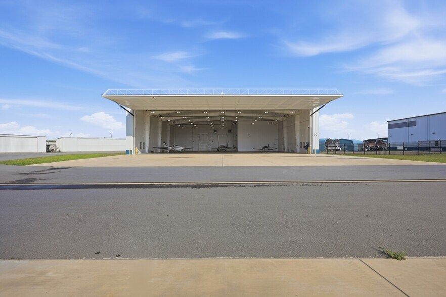 More Photos Of 451 Airport Rd, Greenville Airplane Hangar For Lease