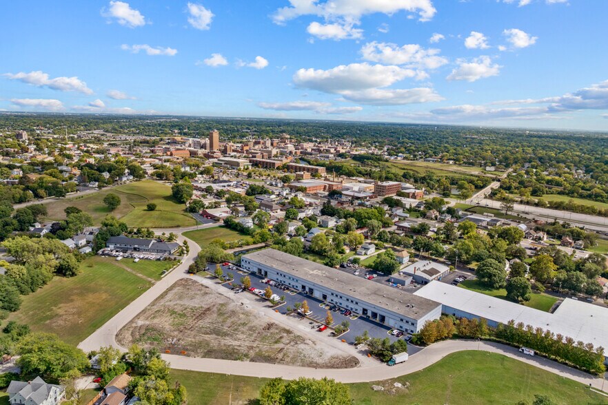 More Photos Of 340 Marshall Ave, Aurora Warehouse For Sale