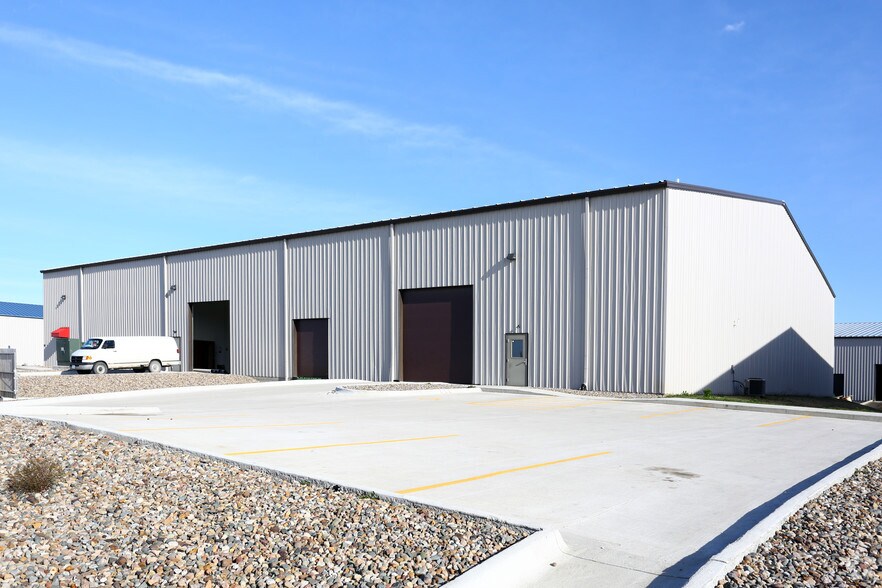 More Photos Of 6263 NE Industry Dr, Des Moines Warehouse For Lease