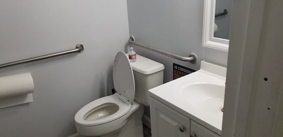 More Photos Of 9244 E Hampton Dr, Capitol Heights Warehouse For Lease