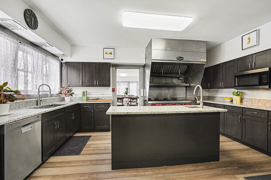 More Photos Of 302 Tuscola Rd, Bay City Hospitality For Sale
