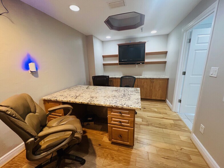 More Photos Of 3150 Metro Pky, Fort Myers Warehouse For Lease