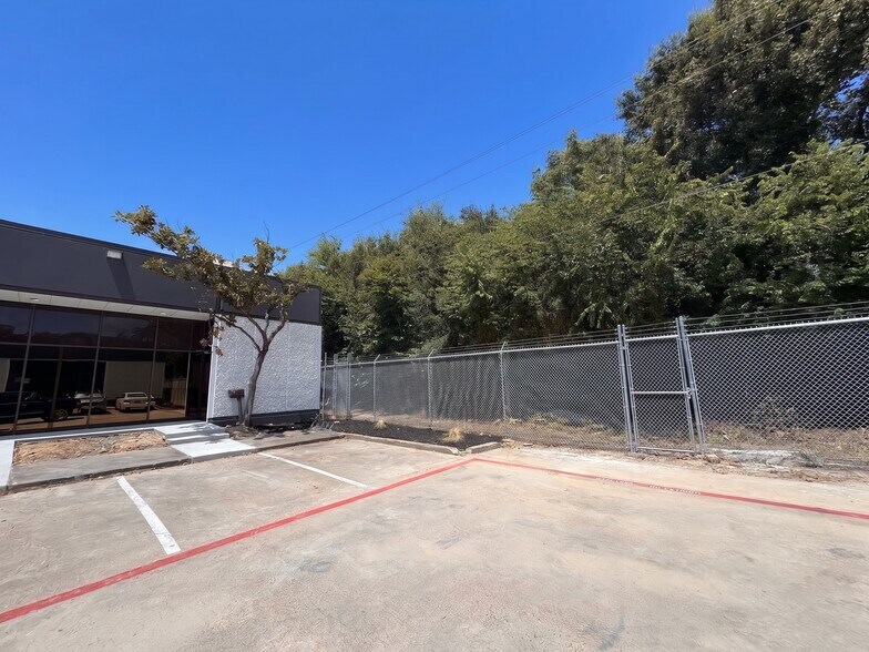More Photos Of 3548-3564 W TC Jester Blvd, Houston Unknown For Lease