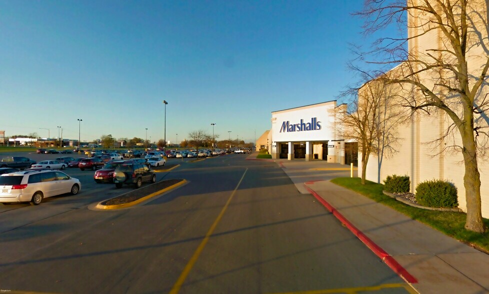 More Photos Of 550 S Gear Ave, West Burlington Storefront For Sale