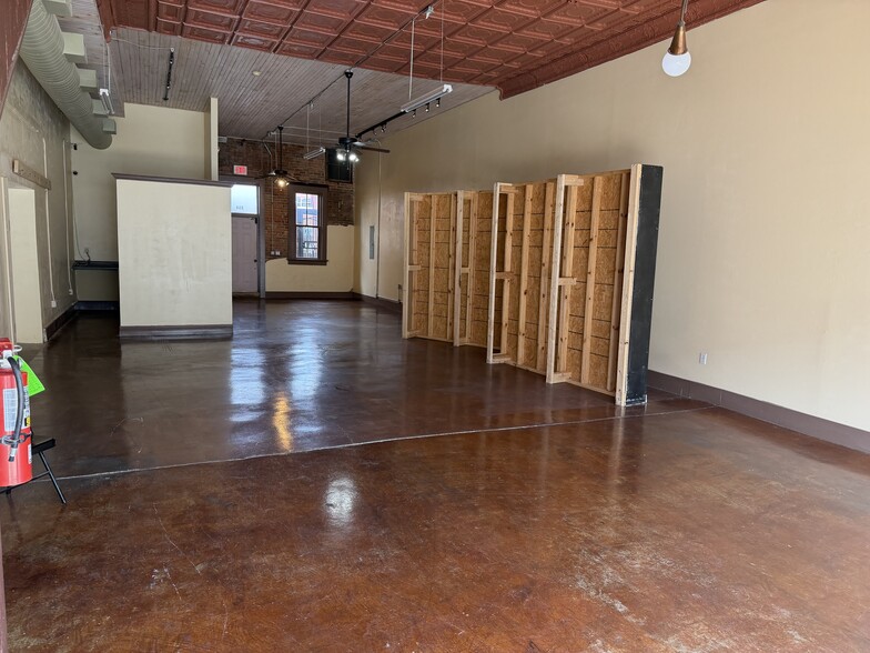 More Photos Of 212-214 Campbell Ave, Springfield Storefront Retail Office For Sale
