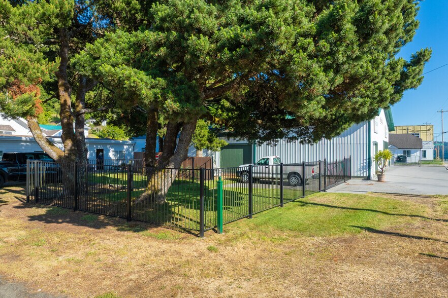 More Photos Of 77231 Highway 101, Gardiner Storefront Retail Residential For Sale
