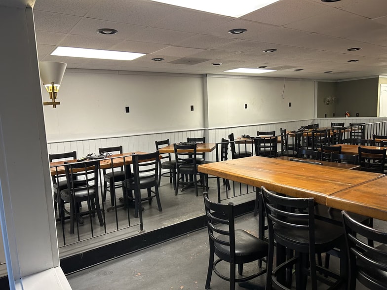 Primary Photo Of 321 N Main St, Hendersonville Restaurant For Lease