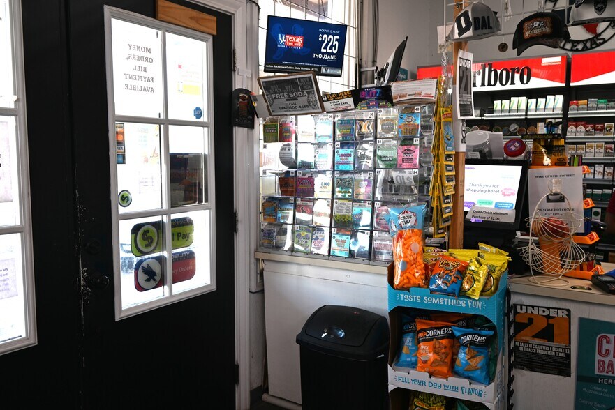 More Photos Of 1722 Cimarron Trl, Wichita Falls Specialty For Sale