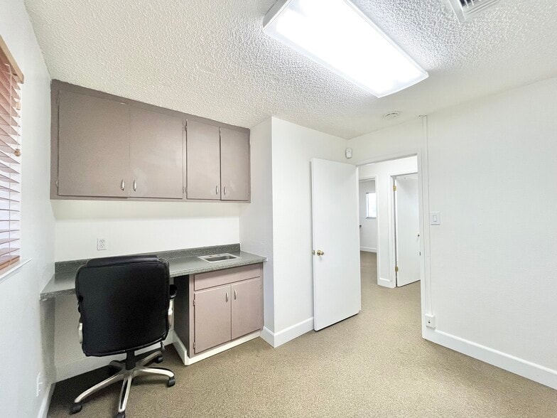 More Photos Of 1137 Smith Ln, Roseville Office For Sale