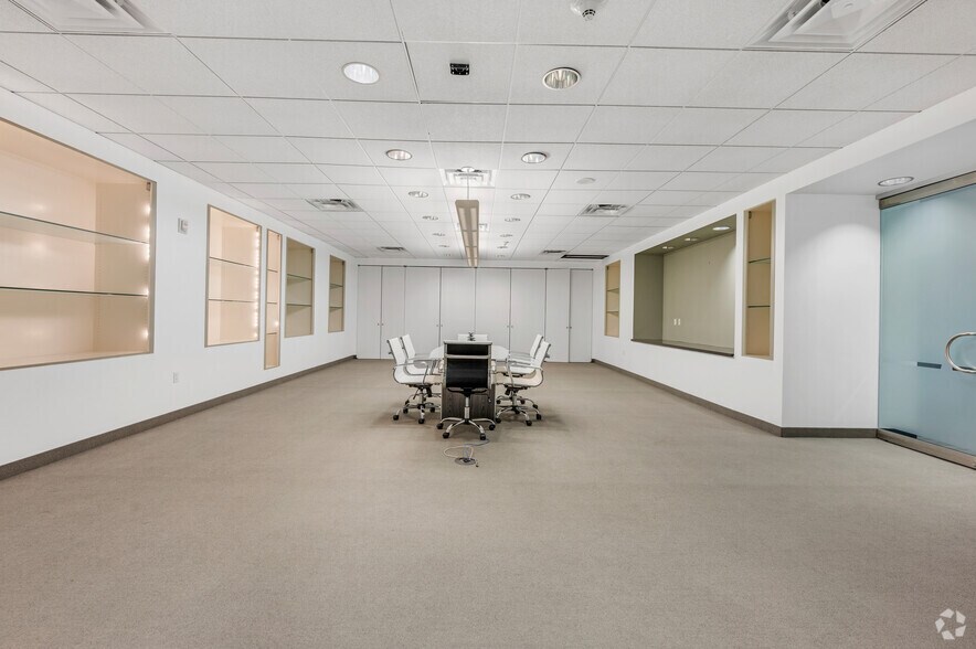 More Photos Of 400 S Zang Blvd, Dallas Office For Lease