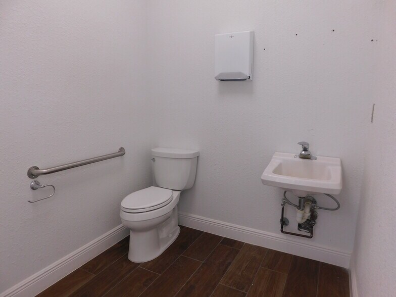 More Photos Of 5060 Industry Dr, Melbourne Manufacturing For Sale