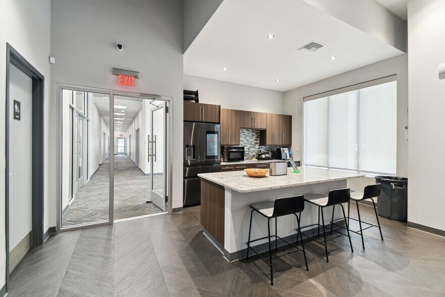 More Photos Of 924 Hale Ave, Brooksville Office For Sale