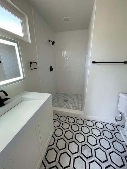 More Photos Of 553 N Flores St, Los Angeles Apartments For Sale