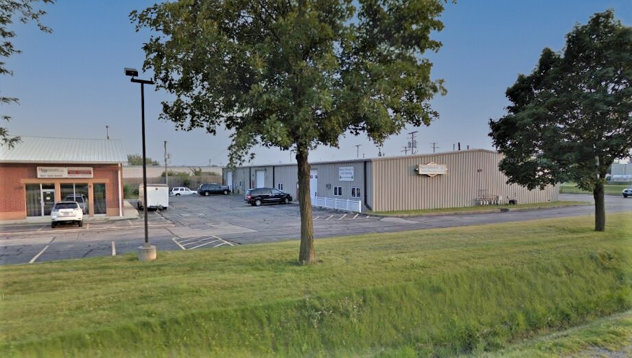 More Photos Of 211 E Higgins Rd, Gilberts Manufacturing For Lease