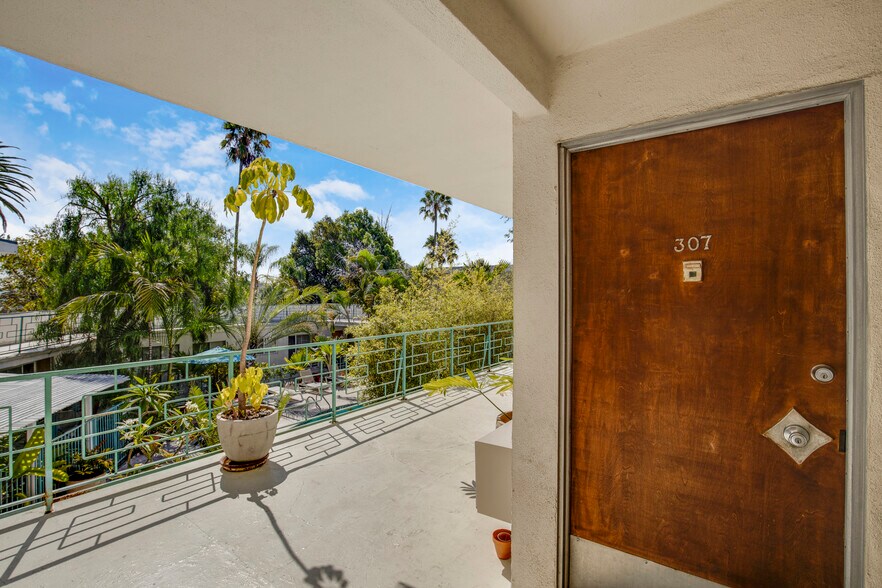 More Photos Of 1959 Grace Ave, Los Angeles Apartments For Sale