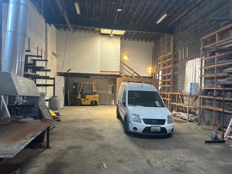 More Photos Of 101 N Madeira St, Baltimore Flex For Lease