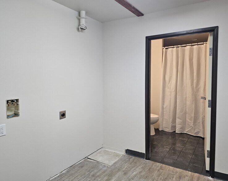 More Photos Of 524 Willow Dr, Alexandria Office For Lease