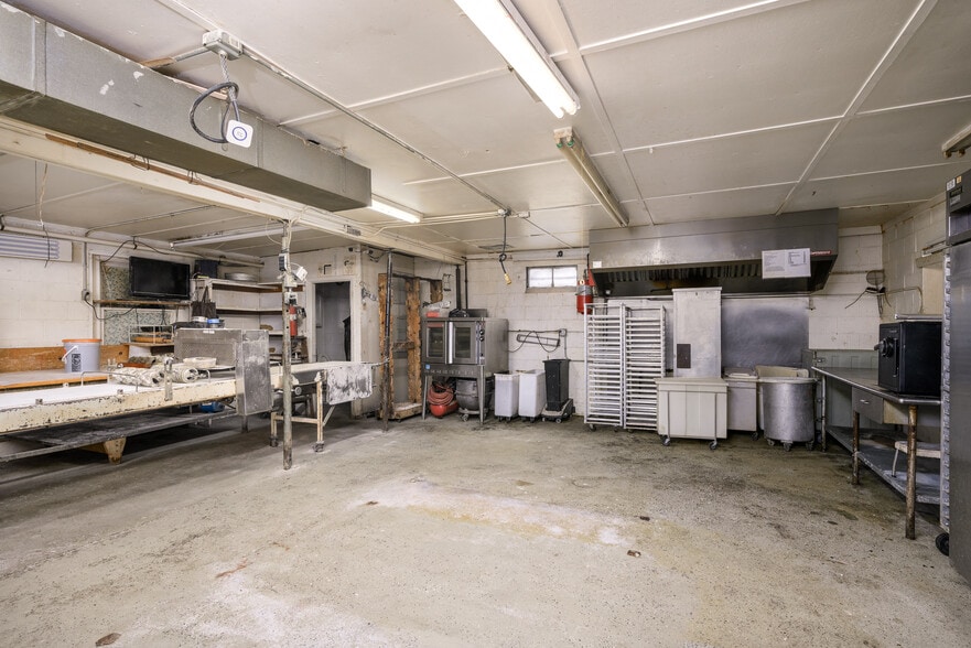 More Photos Of 514 Vincennes St, New Albany Freestanding For Sale