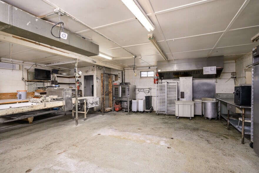 More Photos Of 514 Vincennes St, New Albany Freestanding For Sale