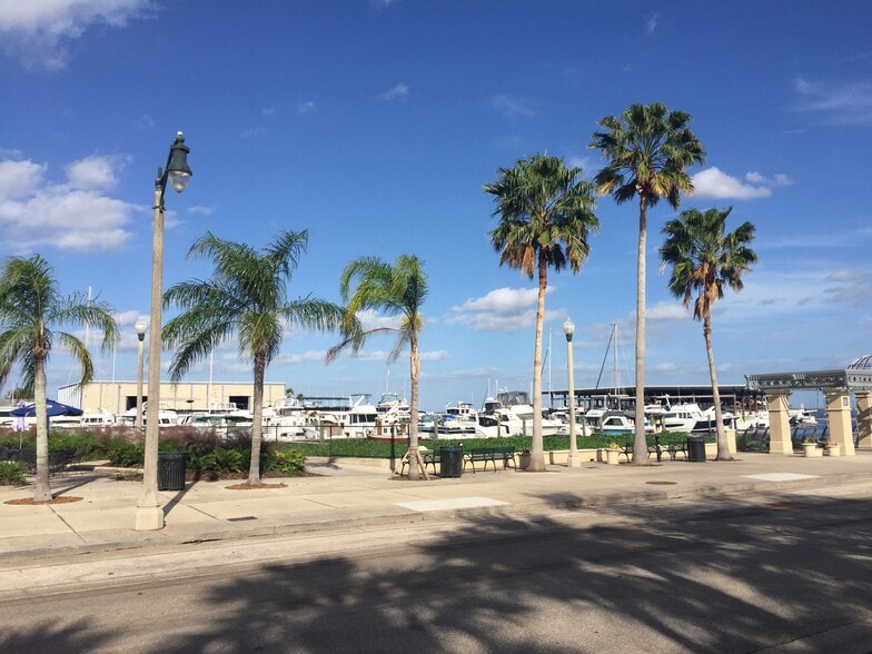 More Photos Of 350 E Seminole Blvd, Sanford Freestanding For Sale