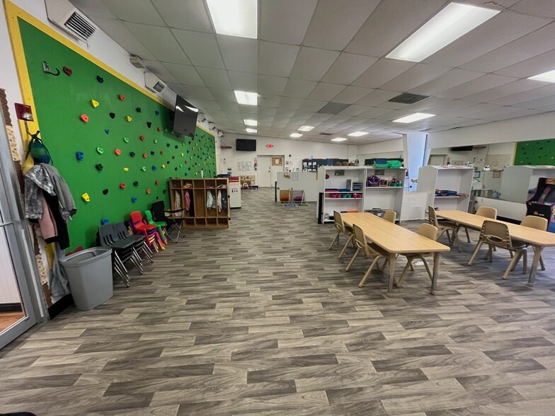 More Photos Of 3111 S Main St, Pearland Warehouse For Sale