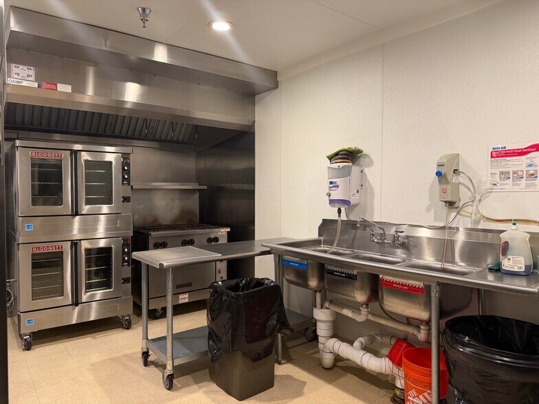 More Photos Of 101 Friends Ln, Newtown Flex For Lease