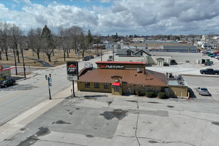 More Photos Of 1022 Washington St, Manitowoc Freestanding For Sale