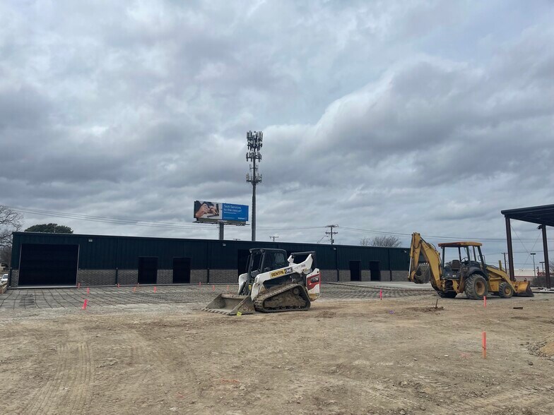 More Photos Of 6600 Calmont Ave, Fort Worth Flex For Lease