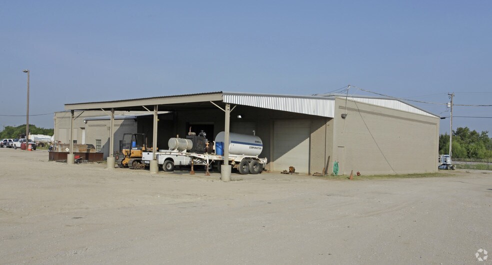 More Photos Of 2591 NE 28th St, Fort Worth Manufacturing For Lease