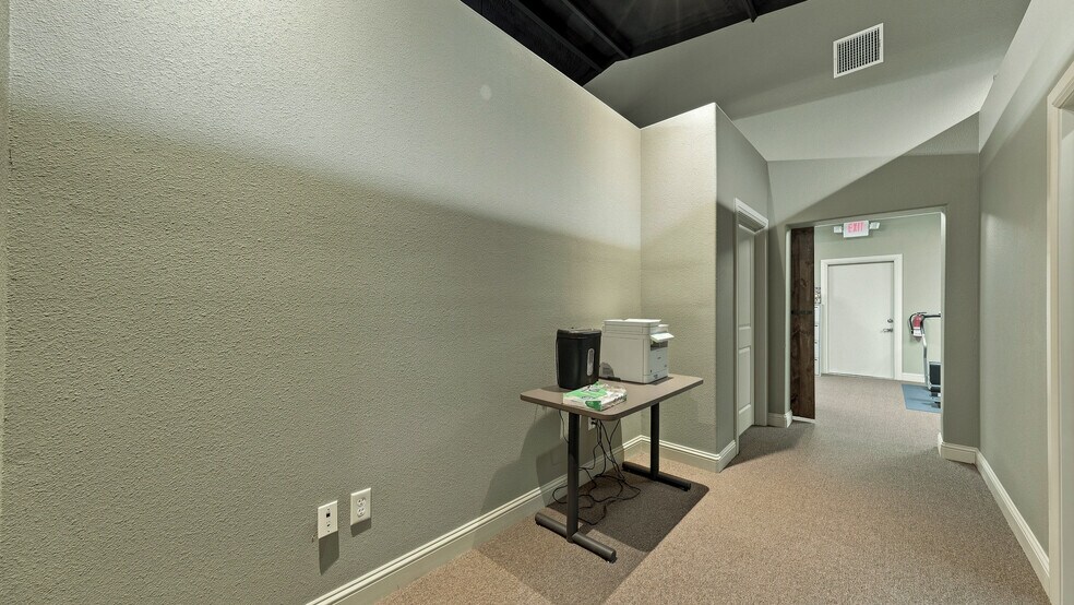 More Photos Of 207 Eastridge Rd, Granbury General Retail For Sale