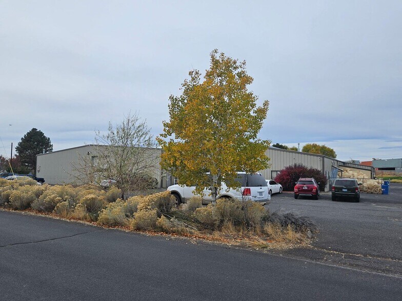 More Photos Of 1001 SW 1st St, Redmond Warehouse For Sale