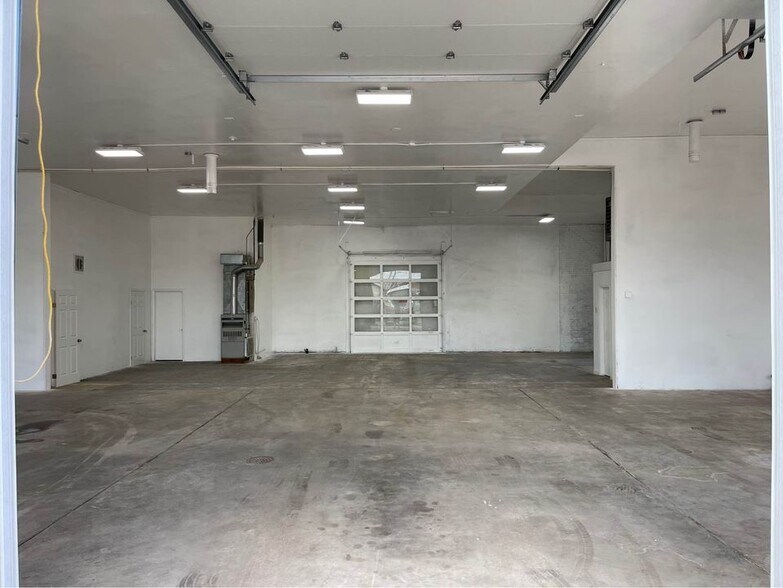 More Photos Of 210 Chestnut St, Sterling Showroom For Lease