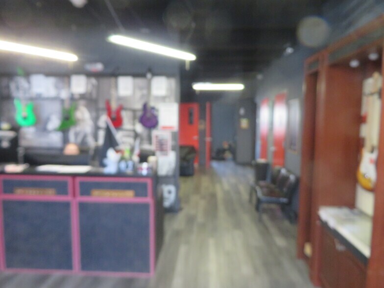 More Photos Of 1 W Main St, Somerville Freestanding For Lease