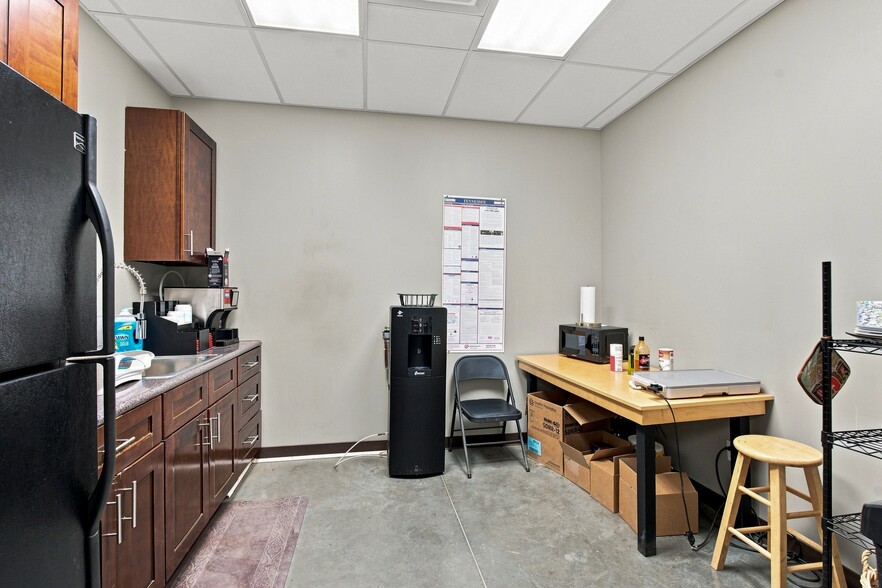 More Photos Of 6115 Robertson Ave, Nashville Warehouse For Lease