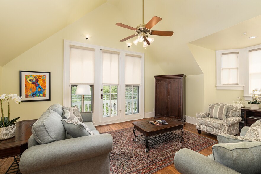 More Photos Of 2727 Saint Charles Ave, New Orleans General Retail For Sale