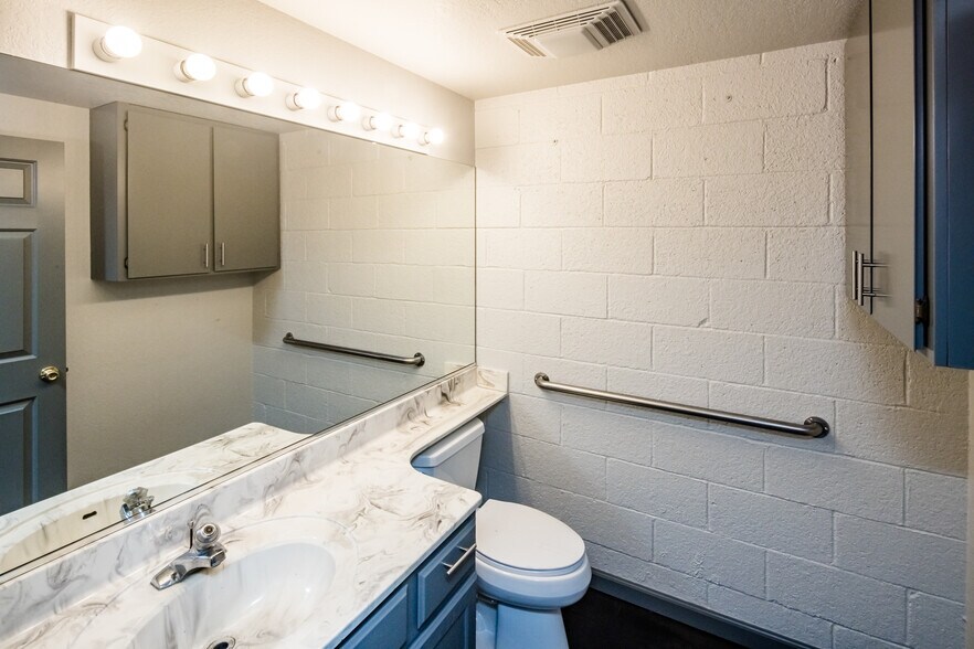 More Photos Of 1600 Acoma Blvd W, Lake Havasu City Service For Sale