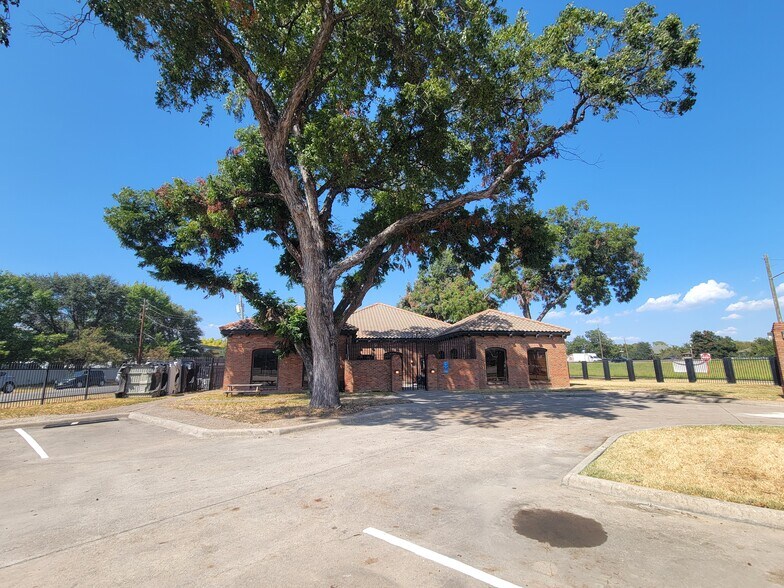 More Photos Of 2323 N Walton Walker Blvd, Dallas Office For Sale