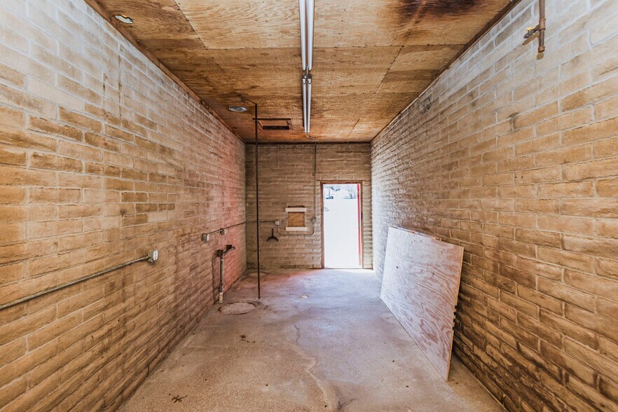 More Photos Of 220 N 2nd Ave, Mulvane Carwash For Sale