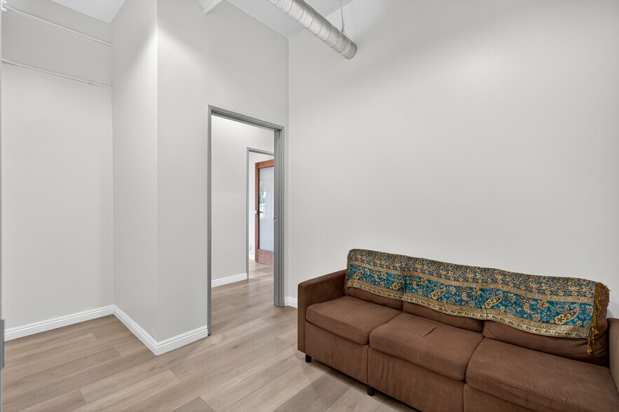 More Photos Of 10999 Riverside Dr, North Hollywood Loft Creative Space For Lease