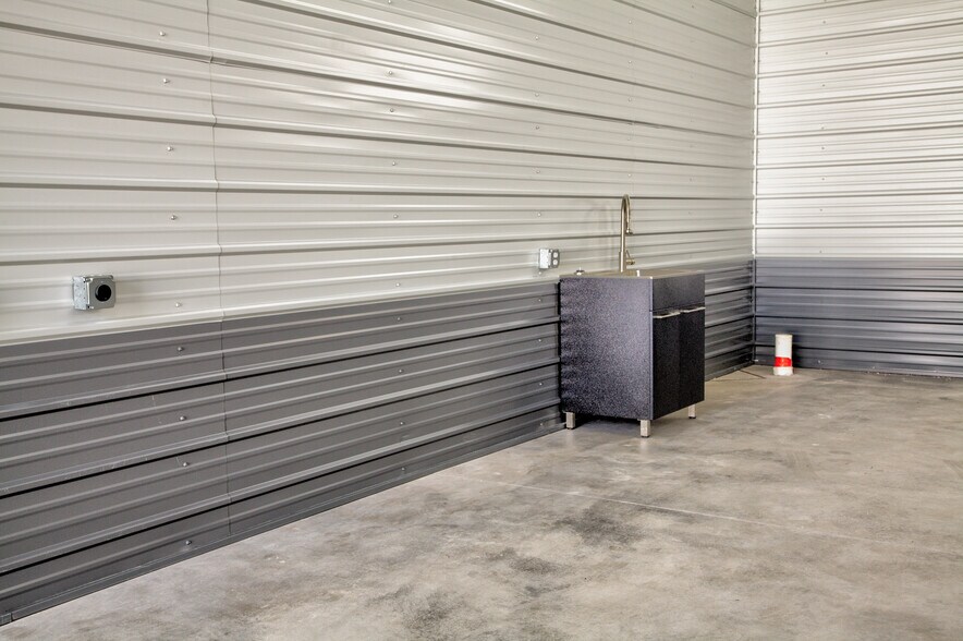More Photos Of 4390 Regent St, Castle Rock Warehouse For Sale