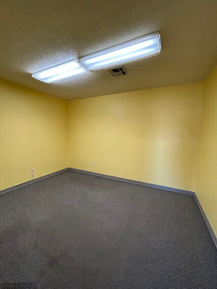 More Photos Of 1117 Valley Ridge Ct, Grain Valley Flex For Lease