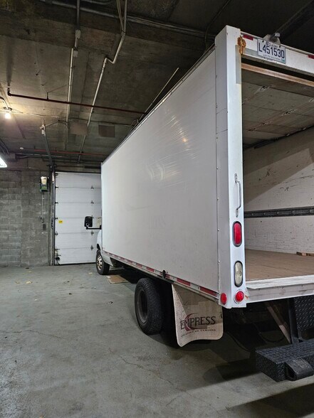 More Photos Of 25 Rue Saint-Jacques, Montréal Manufacturing For Sale