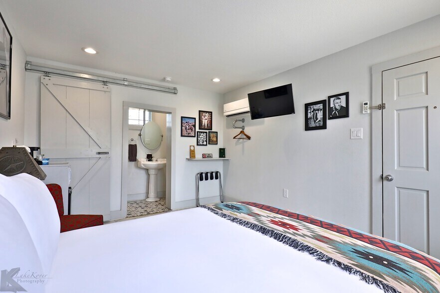 More Photos Of 2710 S Commercial Ave, Coleman Hotel For Sale