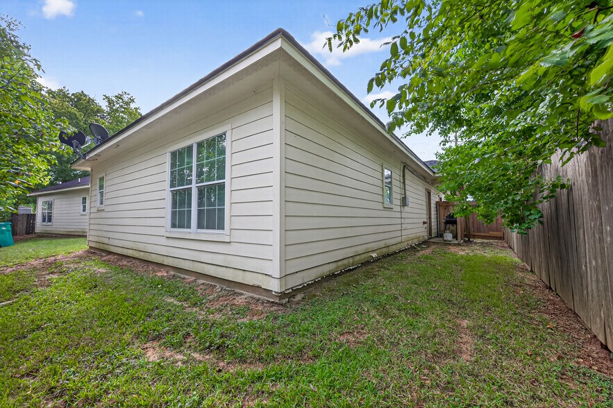 More Photos Of 104 Longstreet Rd, Willis Apartments For Sale