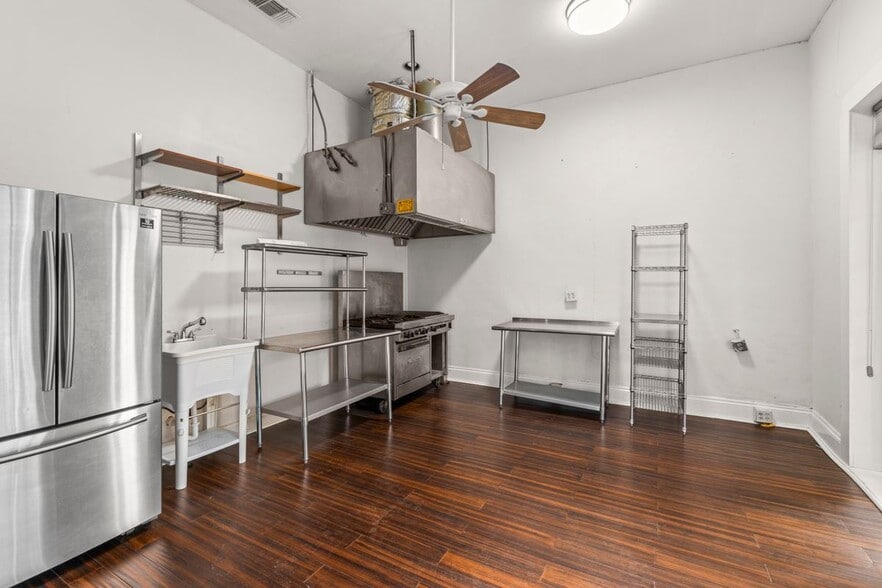 More Photos Of 1012 N Flores St, San Antonio General Retail For Sale