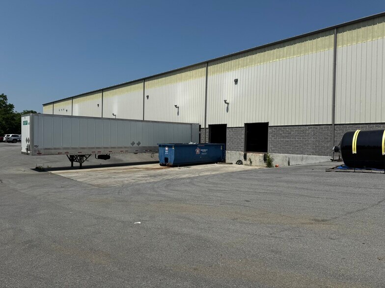 More Photos Of 520 Jack Enders Blvd, Berryville Flex For Lease